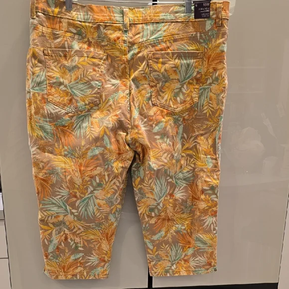 Gloria Vanderbilt Tropical Print Capri Pants - Picture 5 of 8